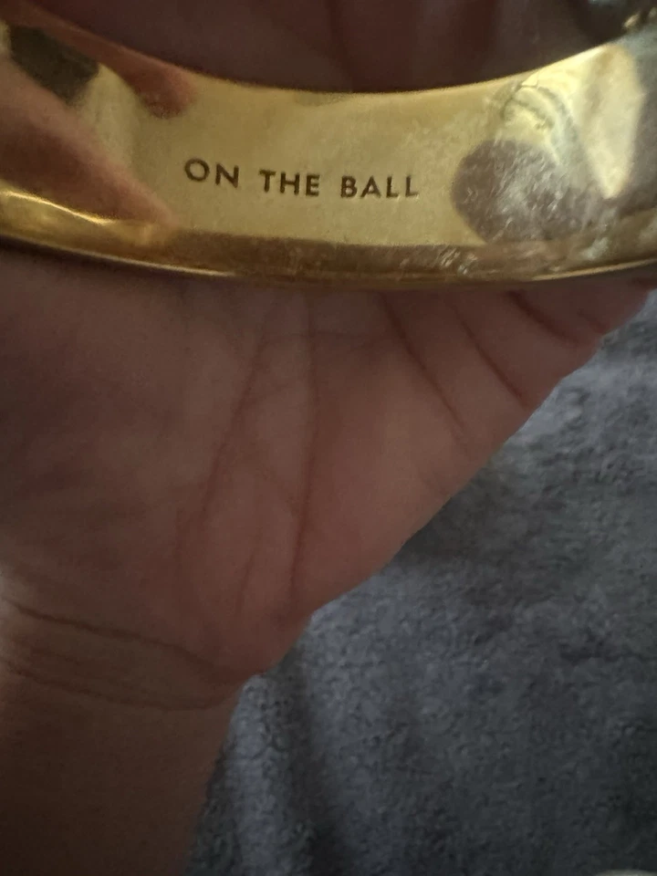 Brazalete ancho Kate Spade On The Ball oro verde azulado con bisagras en caja usado en excelente estado Foto 4 de 4