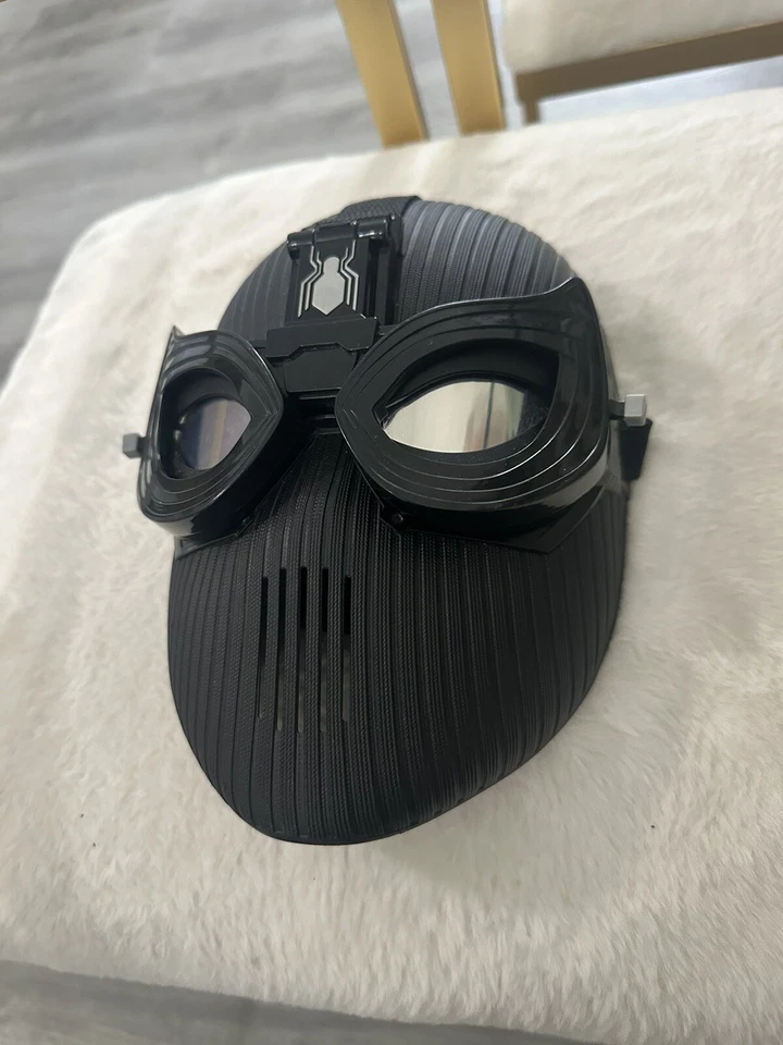 Marvel Spider-Man Lejos de Casa Traje Sigiloso Máscara Negra con Tapajos Movibles Genial Foto 3 de 4