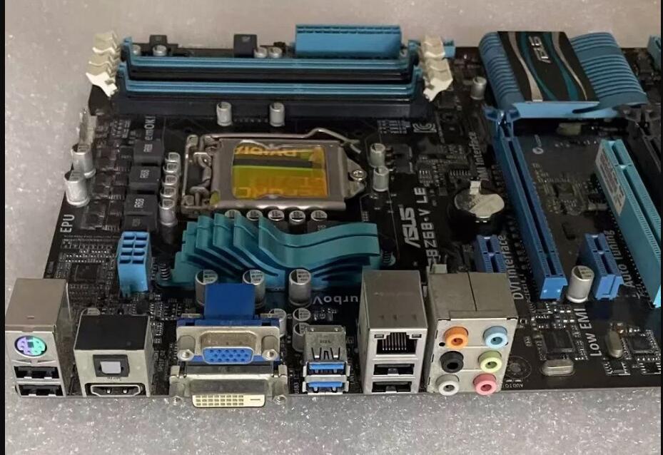 CPU メモリ付き　ASUS　P8Z68-V LE　LGA1155 Used - Very Good: ASUS P8Z68-V LE LGA 1155 ATX Intel