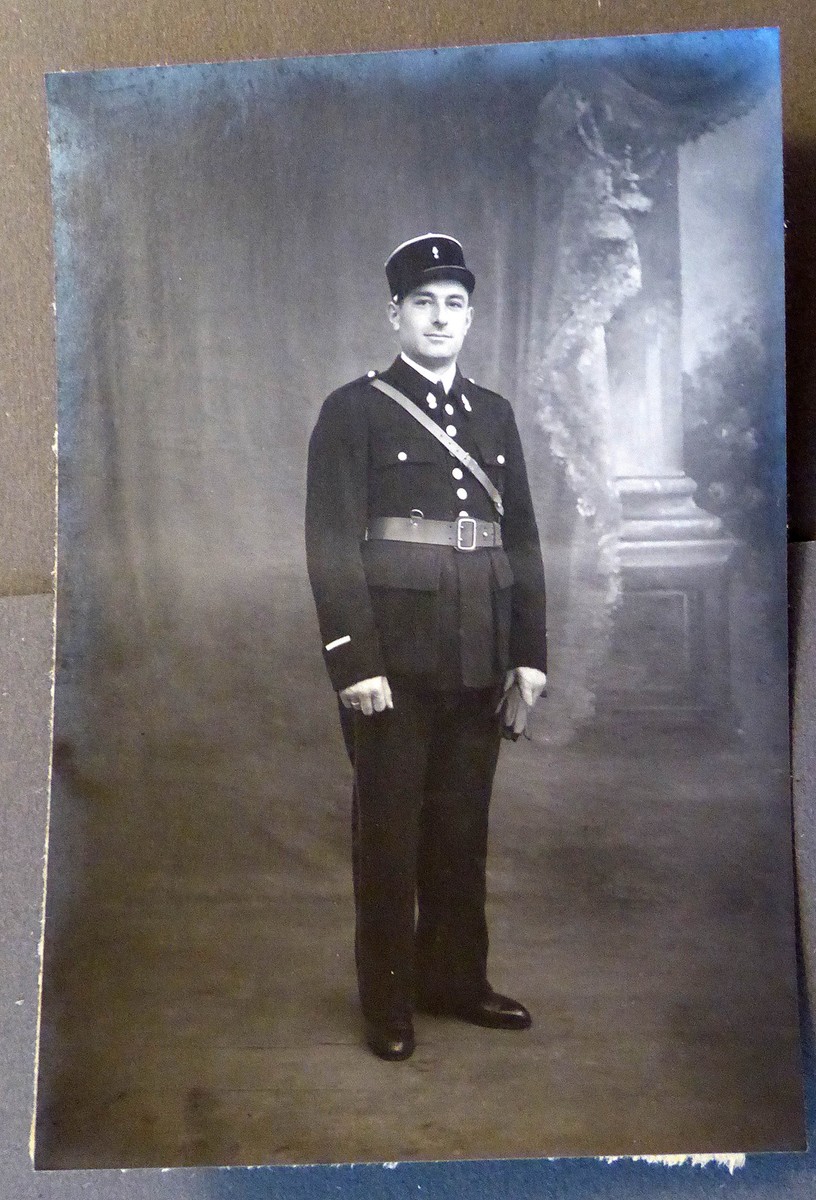 PHOTO ANCIENNE SUR carton portrait jeune homme gendarme policier - an. 1920 EUR 15,00 - FR