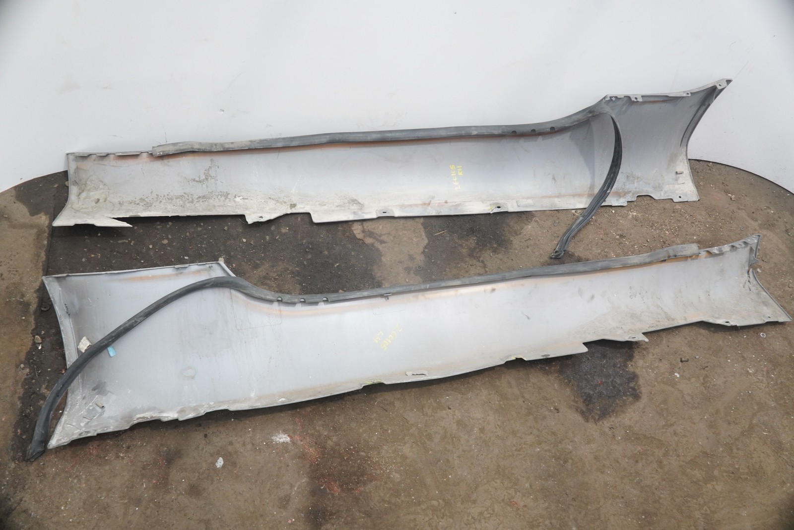 Set Rocker Panel Side Skirt Trim Molding OEM Aston Martin V8 Vantage 2008 *Note*