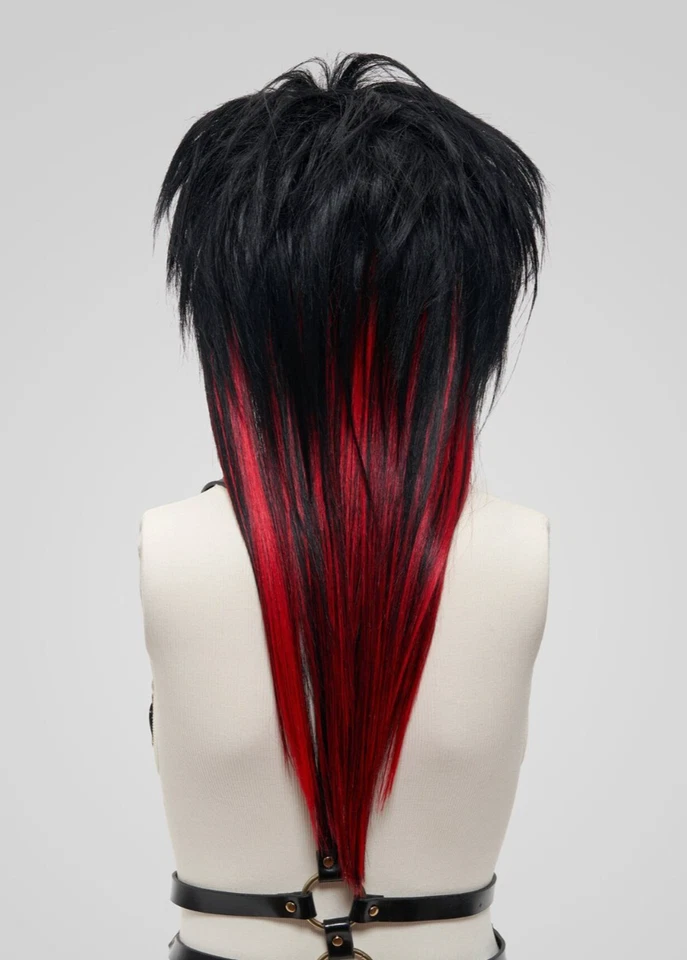Peluca de escena emo en negro y rojo, peluca peluda de capa con flequillos laterales, peluca punk rockera Foto 4 de 4