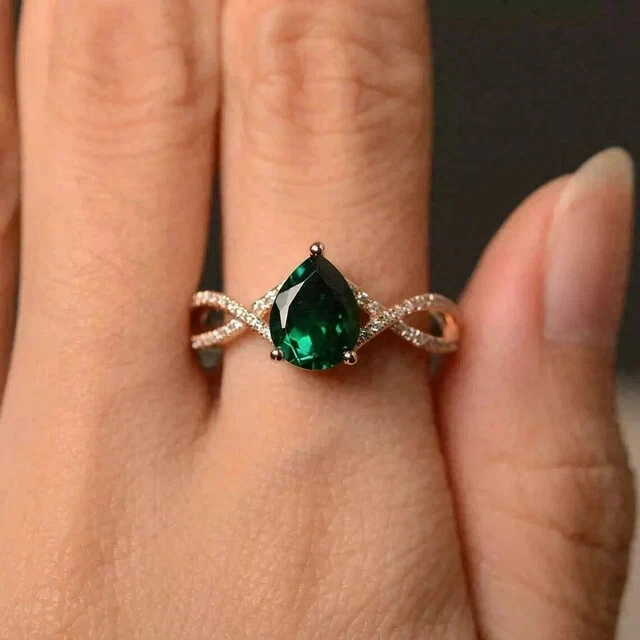 Anillo solitario esmeralda verde corte pera de 2,20 quilates creado en laboratorio chapado en oro rosa de 14 quilates Foto 4 de 4