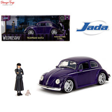 JADA 35131 - 1/24 VW BEETLE WITH WEDNESDAY ADDAMS FIGURE WEDNESDAY