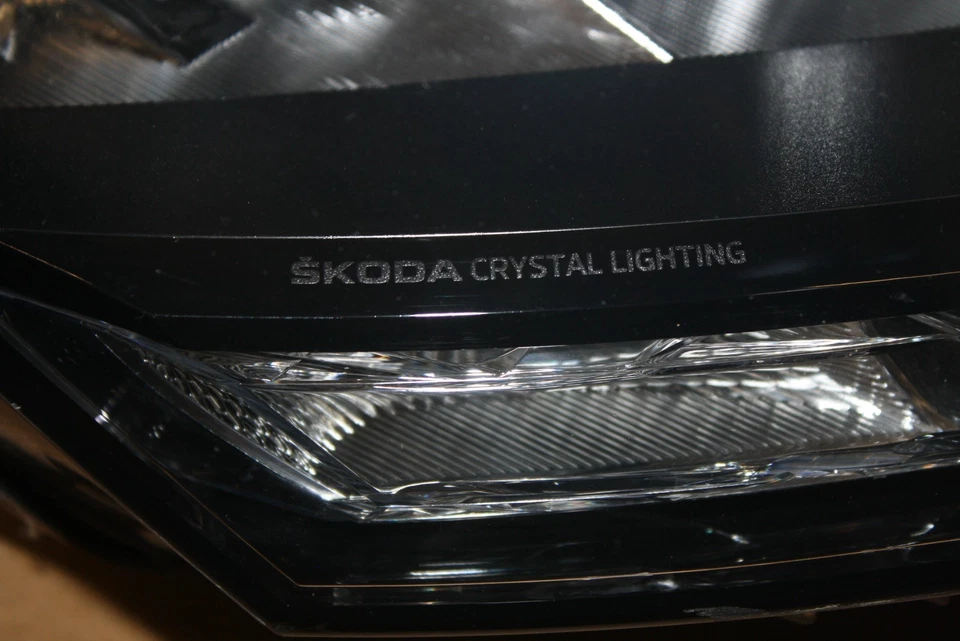 GENUINE SKODA FABIA RIGHT SIDE LED HEADLIGHT 6VC941016 *DAMAGED* - image 2 of 4