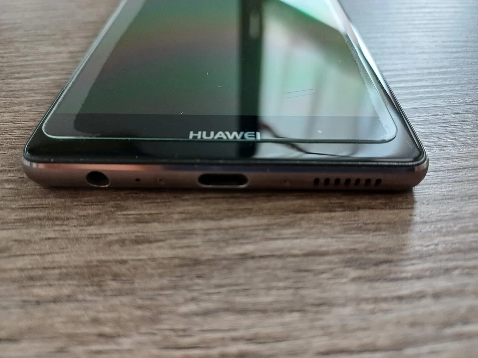 Huawei P9 Plus con accessori (caricabatterie, cavo USB, auricolari) - Immagine 4 di 4