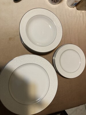 23 PC Southampton Pattern 384 Four Crown Fine China Japan Dinner