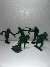 Louis Marx Army Men Green Plastic Vintage 5 PCs