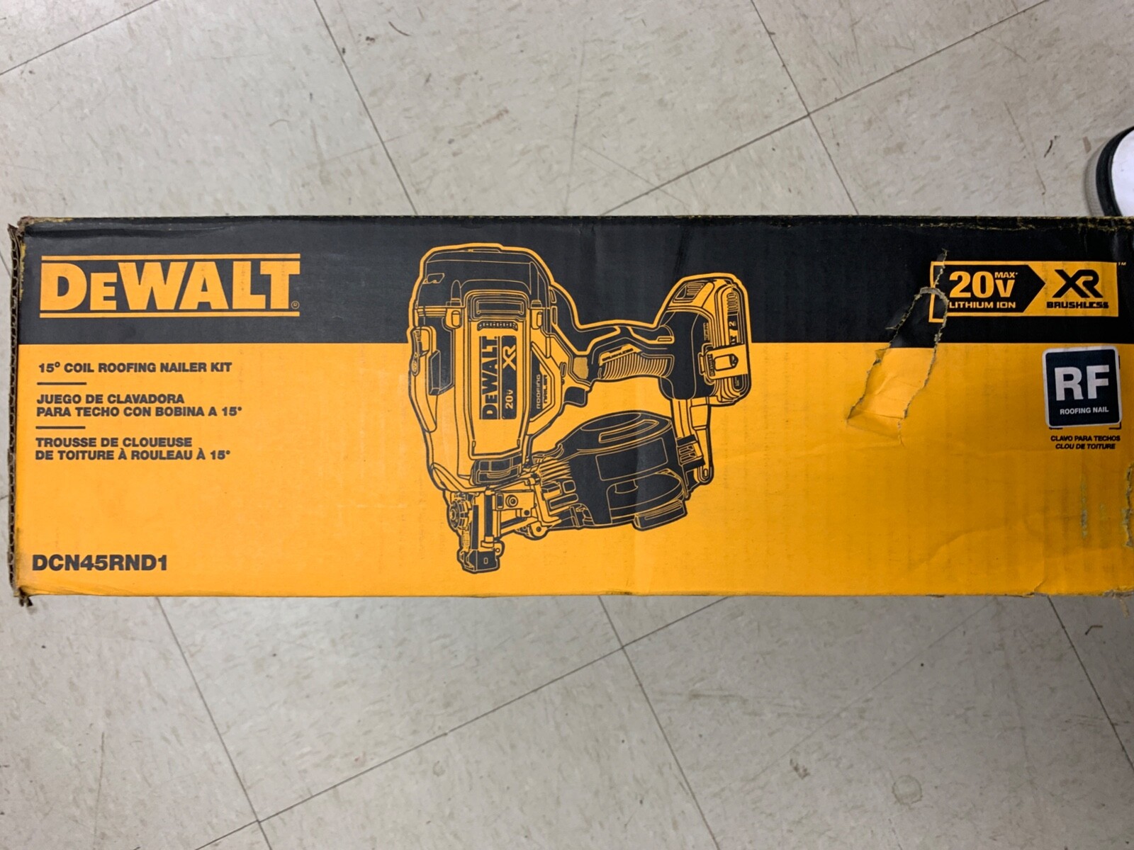 DEWALT 20V MAX 15° LITHIUM CORDLESS ROOFING NAILER KIT DCN45RND1 FREE