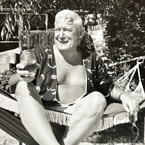 Vintage Snapshot Fotografia Dojrzały mężczyzna Bawiący się zabawą Hamak Napój w ręku - Zdjęcie 2 z 7