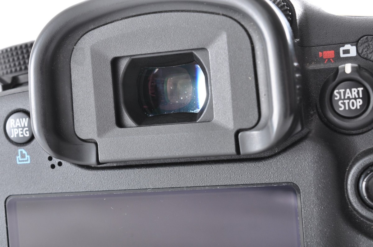 【C7042】EOS 7D + ZOOM LENS EF-S 18-55mm Canon EOS 7D / Zoom Lens EF-S 18-55mm f/3.5-5.6 IS ii Near