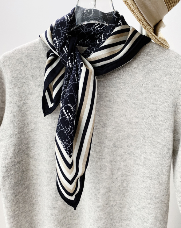 70% Cashmere 30% Silk Wrap Scarf Black letter Print Triangle Shawl 68X68cm new