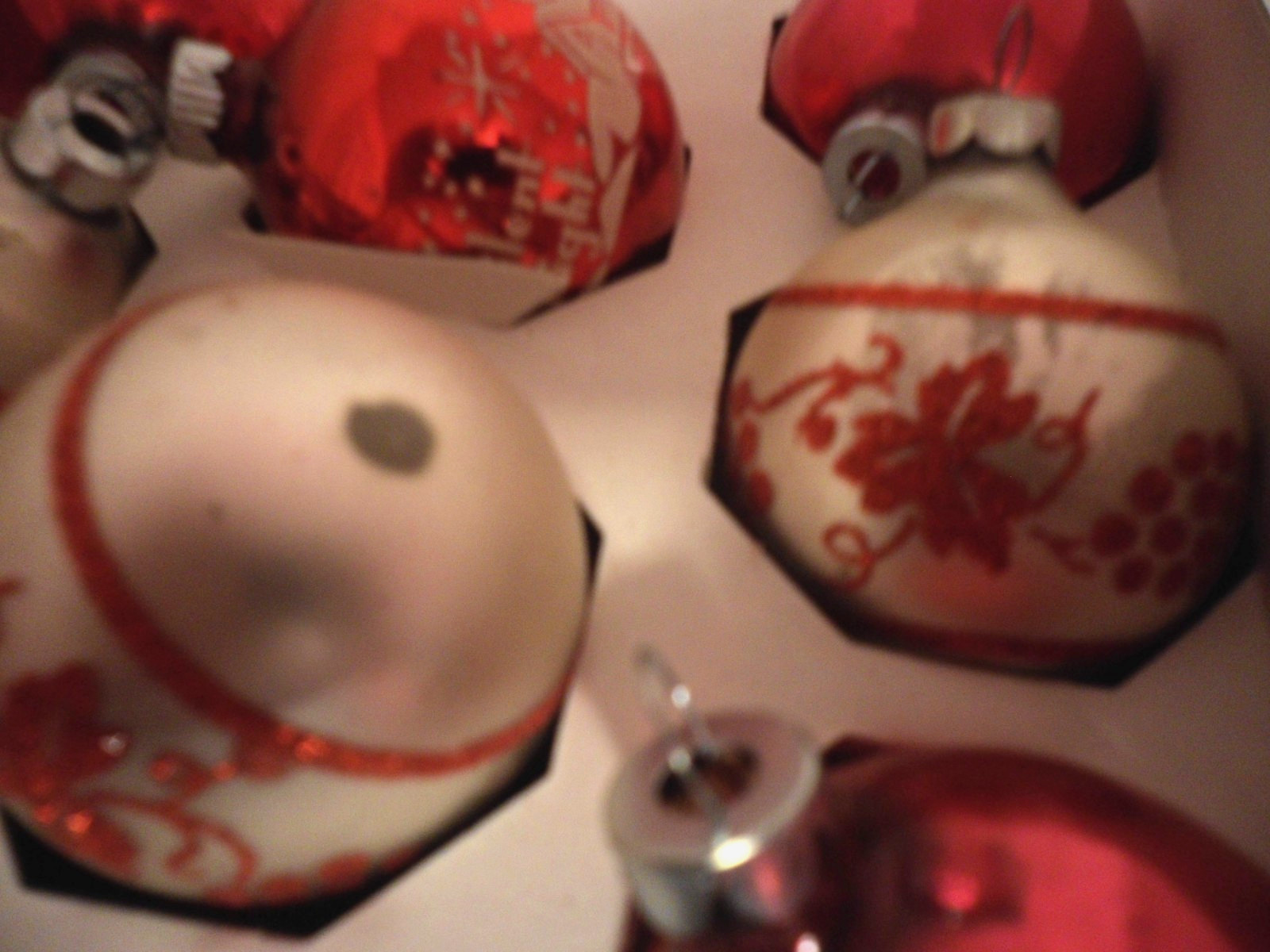 Box of 8 Vtg Assorted Shiny Brite Red & White Mica/ Stenciled Christmas 2 1/4"