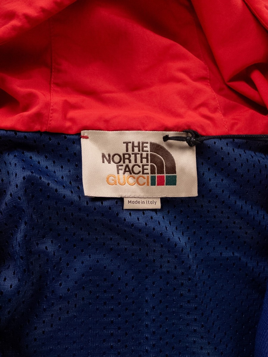 GUCCI x THE NORTH FACE blue & red logo print zip track GUCCI x THE NORTH FACE blue & red logo print zip track