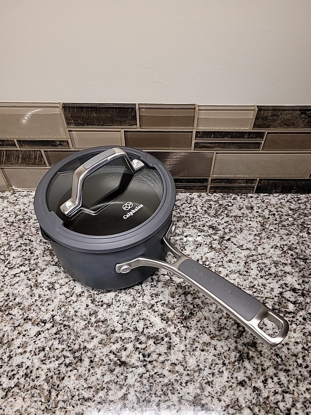 CALPHALON 1.5qt 87011/2 1.4L w/pour Spouts & Glass Silicone Rimmed