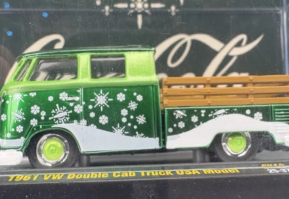 Грузовик с двойной кабиной M2 Machines Coca-Cola 1961 VW модель США 2025 рождественское издание  - Изображение 3 из 4