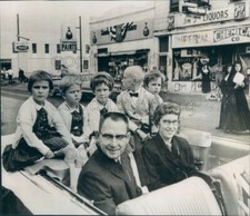 1963 Press Photo Mr &Mrs Andrew Fischer Quintuplets in Parade Aberdeen S Dakota