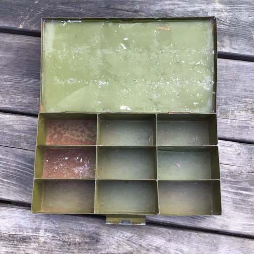 Vintage Moss Green 9 Section Metal Storage Fishing Tackle Box Fold Over Catch - Picture 11 of 12