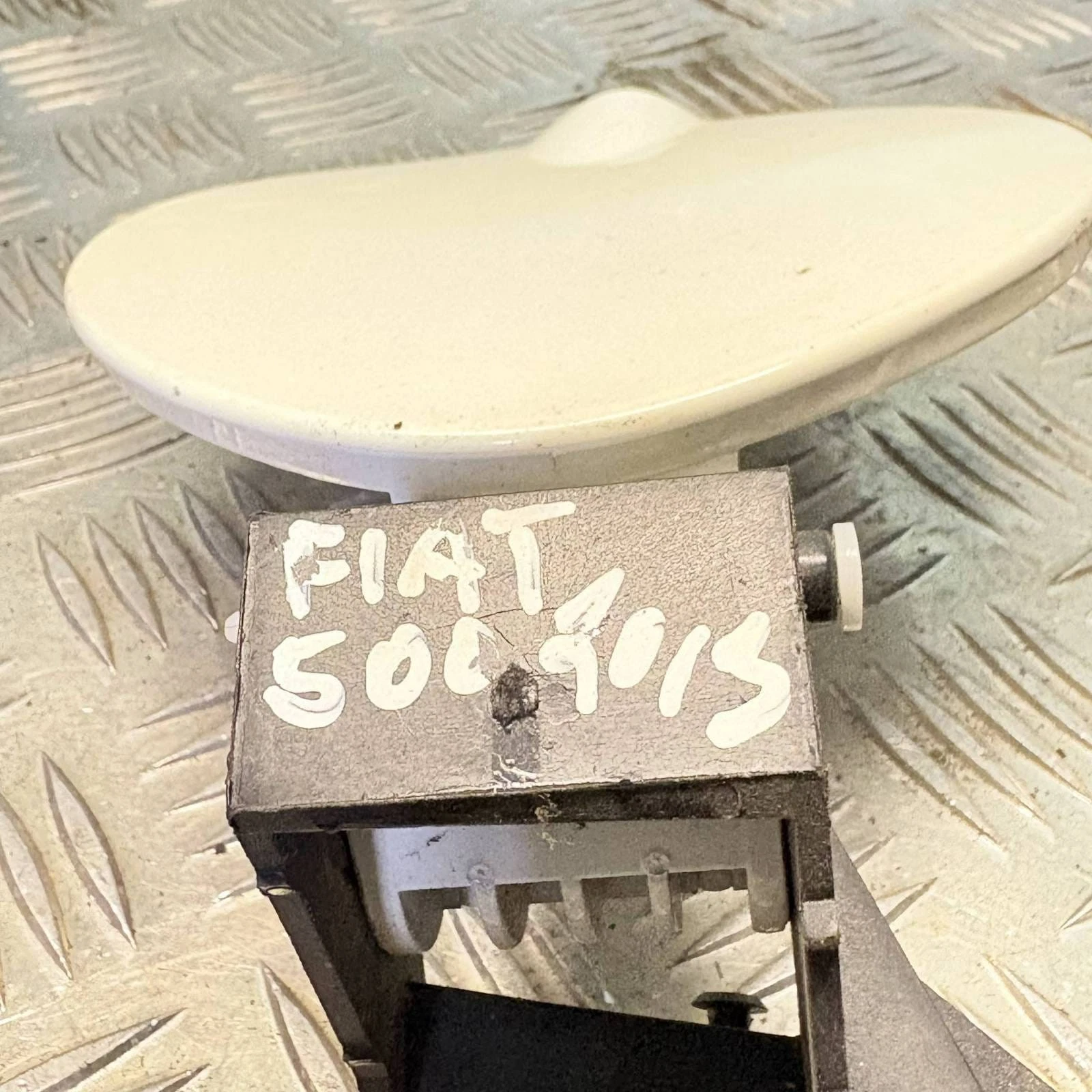 Fiat 500 fuel flap rear hinge and mounting profile