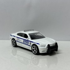 2011 11 Dodge Charger Pursuit NYPD Collectible 1/64 Scale Diecast Diorama Model