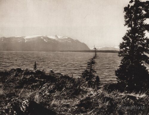 1925 Vintage KANADA ~ Lake Atlin Yukon-British Columbia Berglandschaft Kunst - Bild 1 von 1