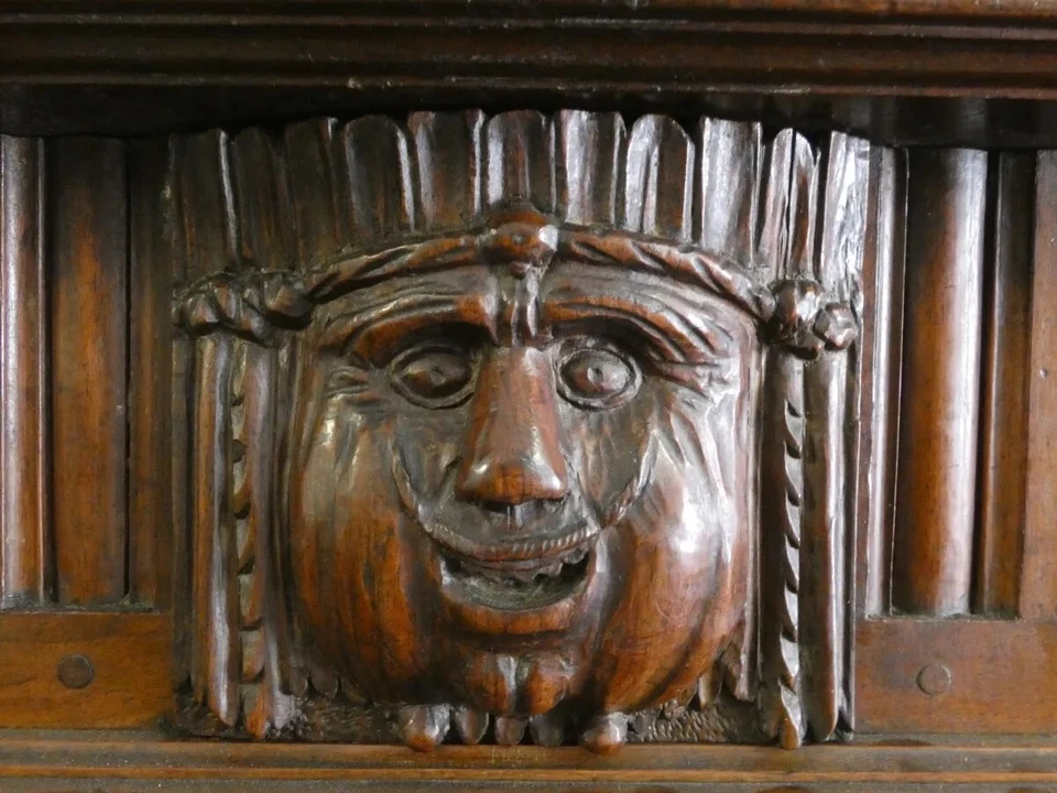 Ancien Buffet Louis XIII en Noyer grotesque bois sculpté Art Populaire 17 ème - Photo 3/4
