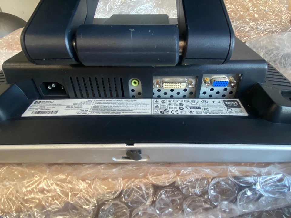 HP L1530 LCD Flat Panel Colour Monitor with Stand - 348998-001 - 331906-002 - Image 3 of 4