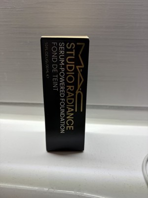 MAC Studio Radiance Foundation 