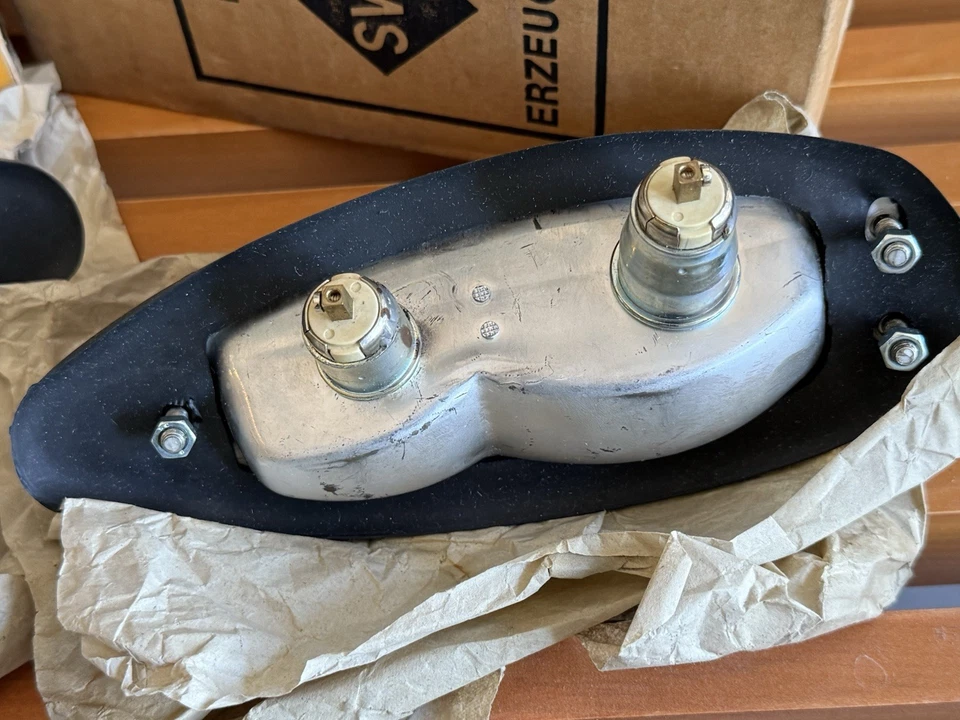 Conjuntos de señal de luz trasera izquierda y derecha originales Porsche NOS 356A 356B 356C Foto 3 de 3