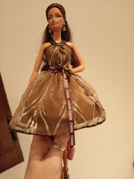 Barbie Collector Hersey's silver label. Molde Lara, no jugada, en vitrina.