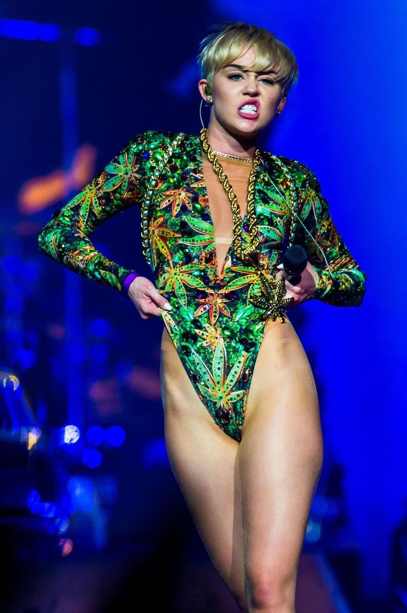 miley cyrus green dress GLOSSY PHOTO PICTURE 8x10 Sexy Singer prom gowns under £100
