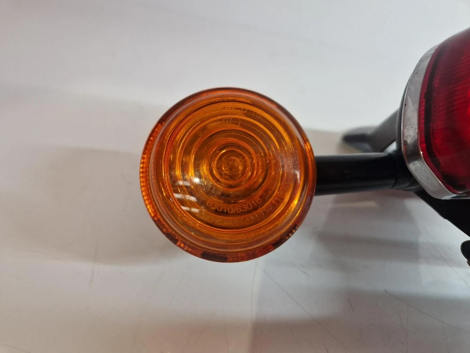 TRIUMPH BONNEVILLE T120 2025 LUZ TRASERA NEGRA Foto 3 de 4