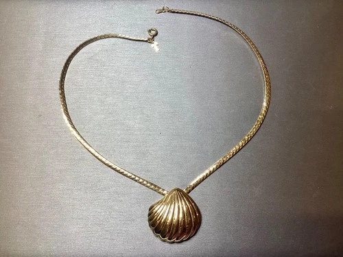 VINTAGE TRIFARI CLAM SHELL 16” GOLD PLATED NECKLACE JEWELRY