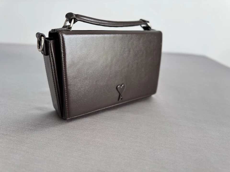 Fiambrera de cuero marrón AMI Paris De Coeur Foto 2 de 4