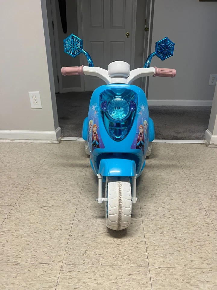 RARO SCOOTER DISNEY FROZEN 3 RUEDAS A BATERÍA Foto 4 de 4