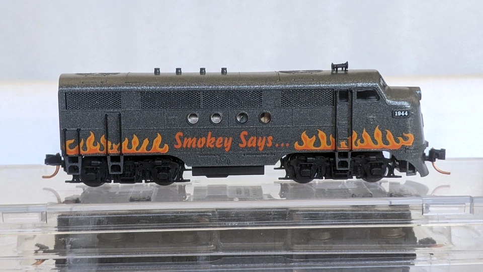 Micro Trains SMOKEY BEAR Forest Fire Prevention N Scale Train Set w/ Locomotive - Image 4 of 4