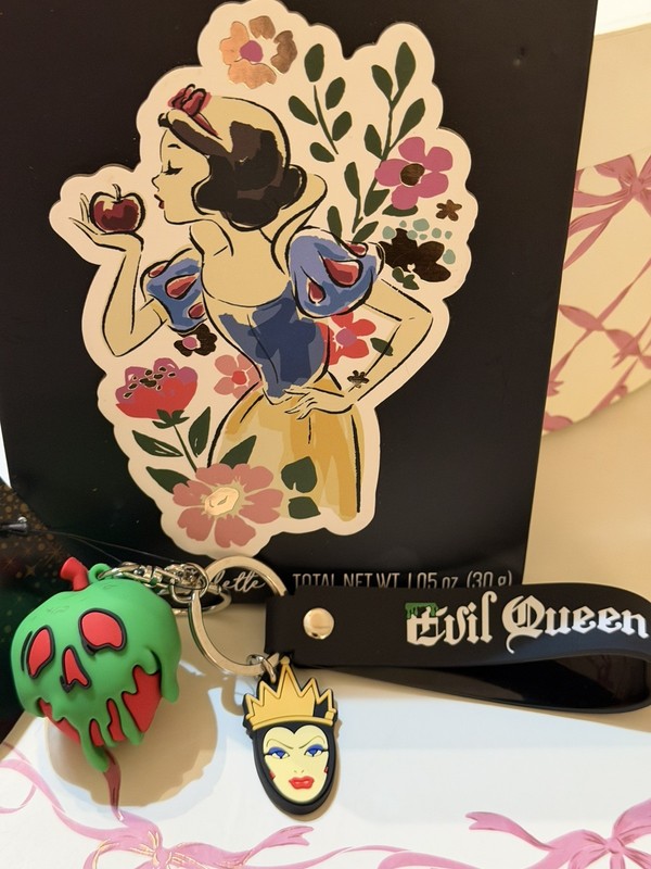 Princess Snow White Color Eye Shadow Palette with Mirror & Evil Queen Keychain 