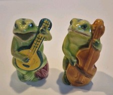 Vtg Salt & Pepper Shakers Frog Musical Green Toad Banjo Cello