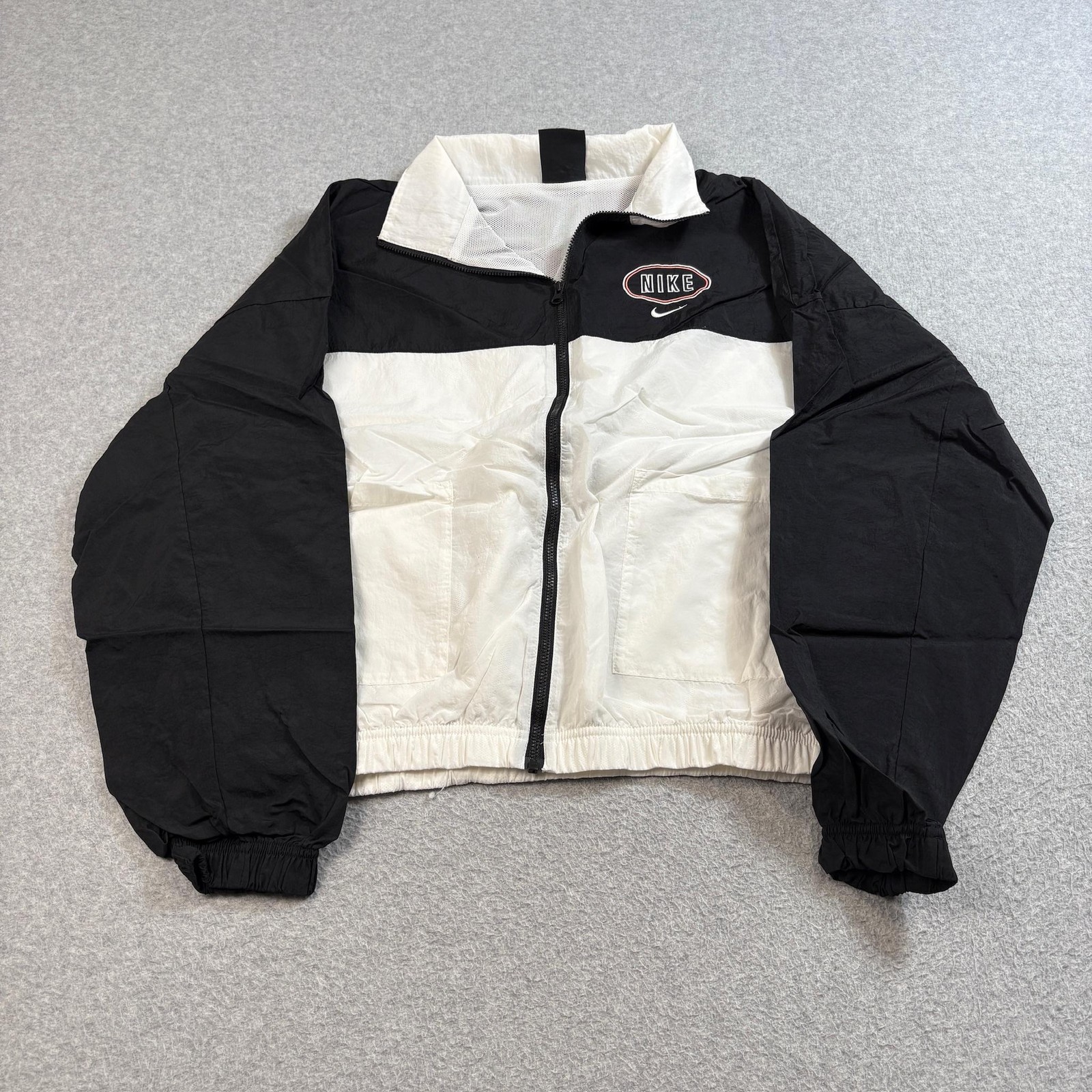 SACAI X NIKE Giacca a vento Nike donna media nera bianca full zip colorblock stile retrò