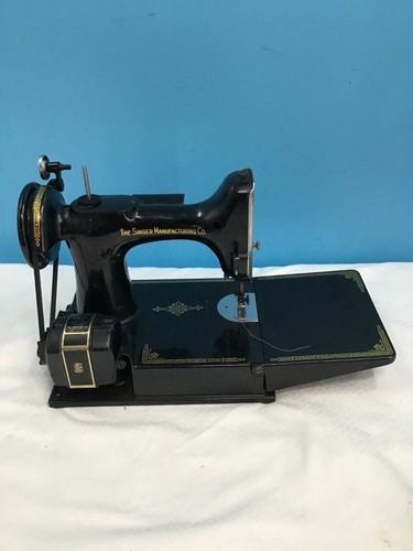 Vintage Singer Featherweight Sewing Machine in Original Case - Untested - Picture 8 of 11