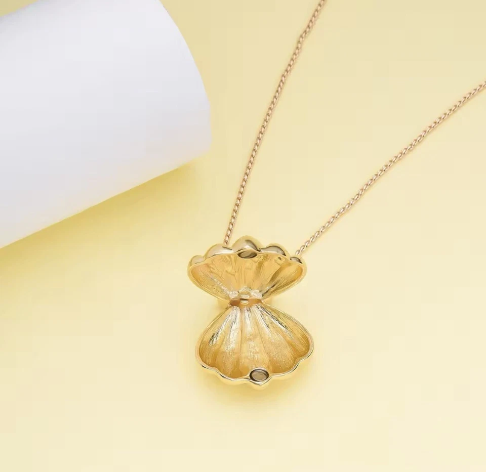 The Little Mermaid: Melody's Necklace. Gold clam shaped lock. Ariel Eric - Image 4 of 4