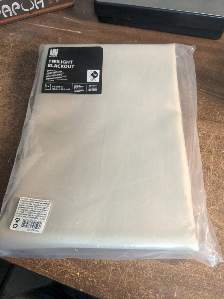 2 Paneles Cortinas Umbra Twilight Blackout 52" W X 84" L 100% Poliéster Foto 4 de 4