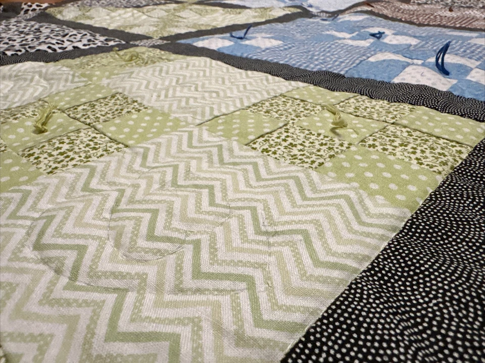 Colcha de retalhos feita à mão de algodão 69” X 48” azul verde preto marrom cinza moderna - Imagem 3 de 4