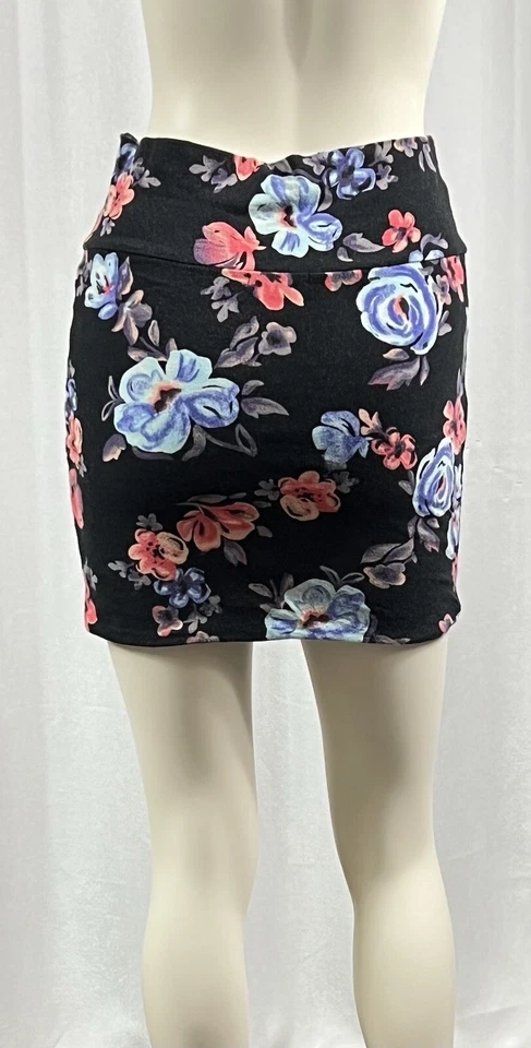 Sexy Minifalda Ambiance Apparel Negra Floral Súper Suave Talla L Foto 3 de 3