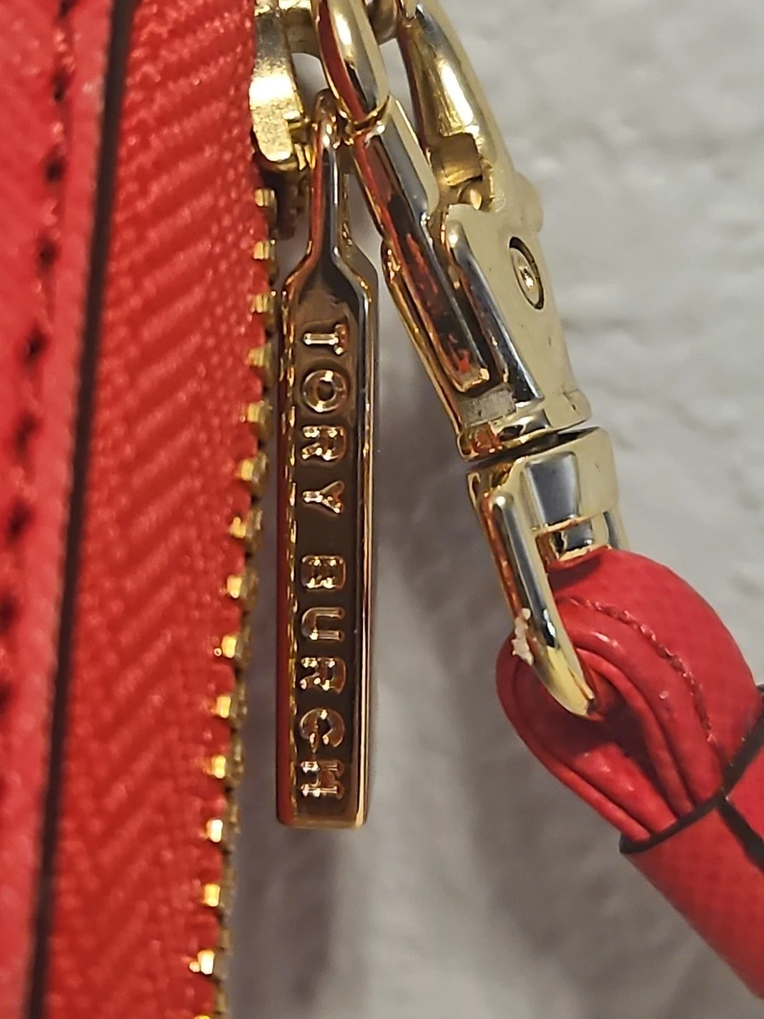 Portafoglio Tory Burch rosso pelle fucsia zip intorno logo polso festa vestito