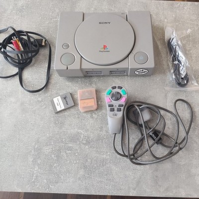 PS1 Konsole mit Chip, Kabeln und ASC2 GRIP Pad 