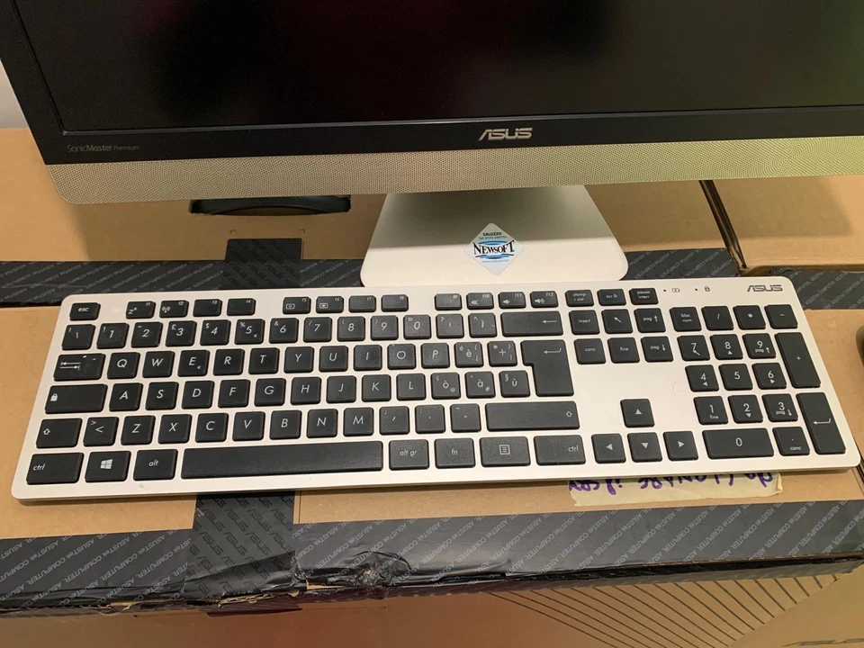 ASUS V221IC All-in-One - Intel i5-7200U 8GB RAM 238GB SSD Windows 10 Pro - Immagine 2 di 4