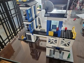 LEGO CITY: Police Station (60141) ➕60004 Truck See Description