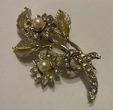 Vintage HOLLYWOOD  Flower Brooch With Rhinestones And Pearl