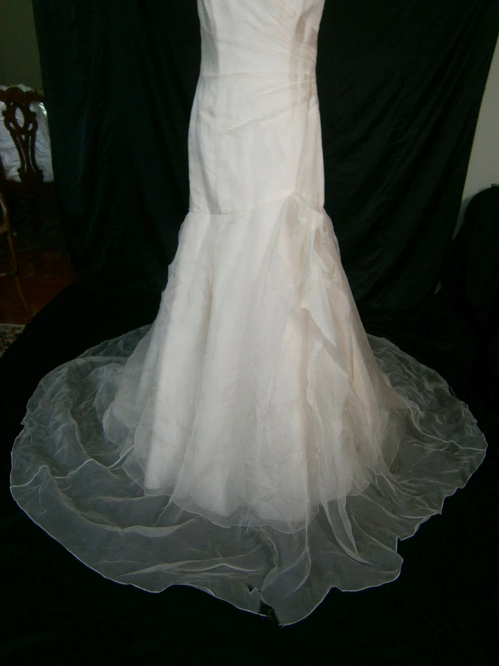 Vestido de novia Kleinfeld Monique Lhuillier rubor 8 10 vestido de organza rosa sin tirantes Foto 3 de 4